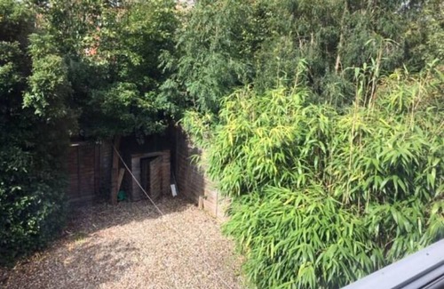 Cambridge House | Homely Birch Close House with Free Parking, Garden & Sleeps 8n