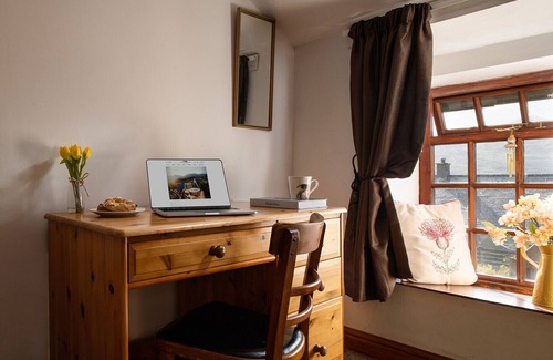 Manod House | Homely cottage & garden with mountain-view.