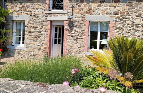Le Vivier-sur-Mer House | Homerez - Beautiful house for 4 ppl. with terrace at Le Vivier-sur-Mer