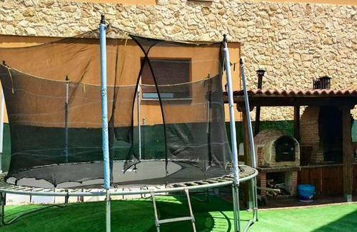 Palazuelos de Eresma Villa | Homerez - Big villa for 14 ppl. with swimming-pool, jacuzzi, garden and terrace