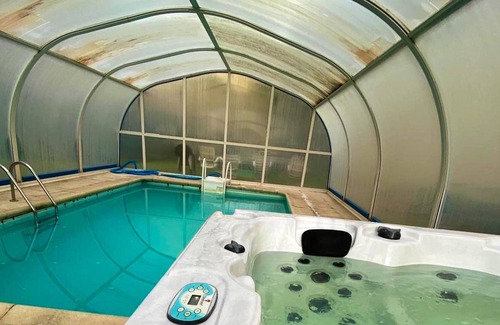 Palazuelos de Eresma Villa | Homerez - Big villa for 14 ppl. with swimming-pool, jacuzzi, garden and terrace