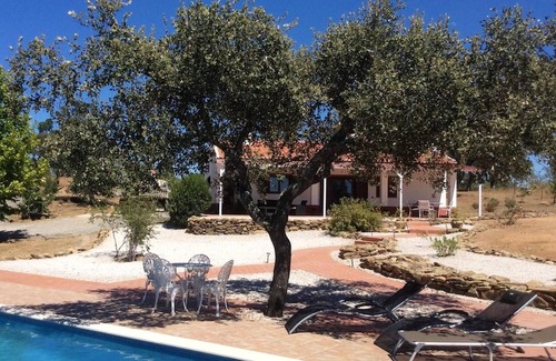 Aldeia dos Palheiros Ski Chalet | Homerez - Chalet for 5 ppl. with swimming-pool, jacuzzi and garden at Ourique