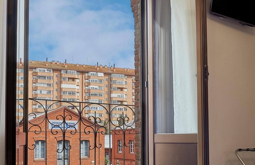Leon Apartment | Homerez - Comfortable apartment in León - 55 m² + Balcony