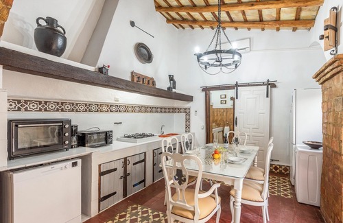 Penaflor Villa | Homerez - Elegant Villa in Peñaflor with Private Pool
