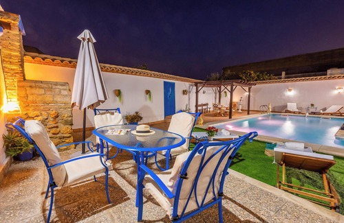 Penaflor Villa | Homerez - Elegant Villa in Peñaflor with Private Pool