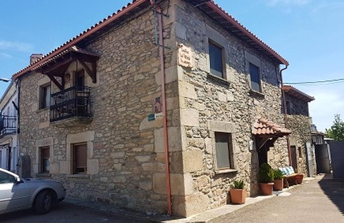 Perena House | Homerez - Nice house with garden and terrace & Wifi