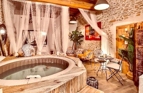 Cadereau Apartment | Homerez - Nice studio for 2 ppl. with jacuzzi at Nîmes