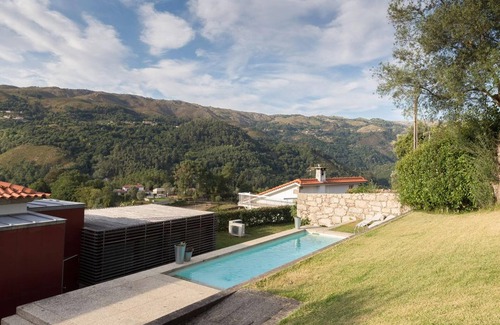 Vilar House | Homerez - Spacious house with pool and mountain view in Travassós