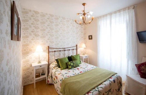 Rua de Francos House | Homerez - Spacious house for 7 ppl. with balcony at Teo