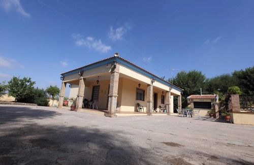 Sanlucar la Mayor Villa | Homerez - Villa in Sanlúcar la Mayor