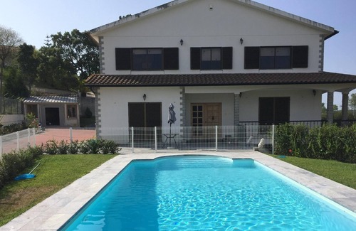 Torres Vedras Villa | Homerez - Villa for 10 ppl. with swimming-pool, garden and terrace at Maxial