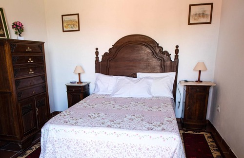 Castelo de Paiva Villa | Homerez - Villa for 13 ppl. with swimming-pool, terrace and balcony at Fornos