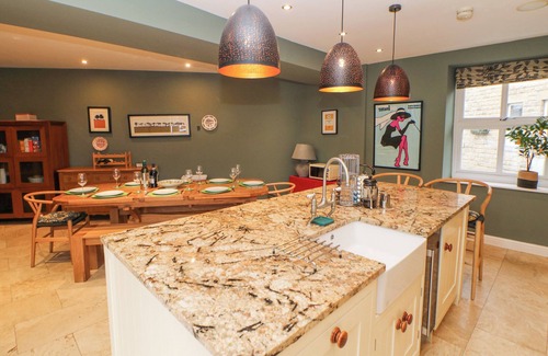 High Peak Cottage | HOMESTEAD, pet friendly, with open fire in Chapel-En-Le-Frith