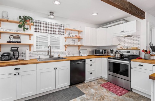 Albany Cottage | Hometown FAVE - Spacious 2-BDRM Cottage Near Downtown Albany & Close to OSU