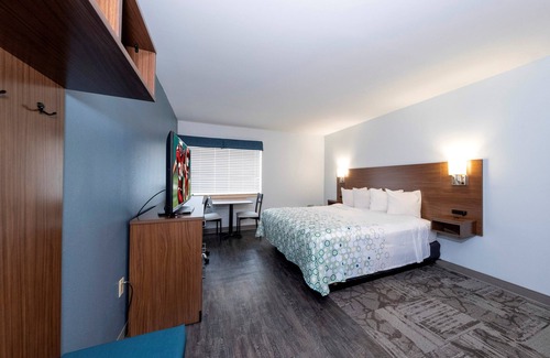 New Castle Hotel | HomeTowne Studios by Red Roof Wilmington - New Castle