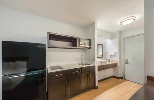 West San Antonio Hotel | HomeTowne Studios by Red Roof San Antonio - Seaworld/Northwest