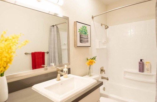 Birdland Apartment | Homey Modern 2BR-15min to Gaslamp, SeaWorld, Beach
