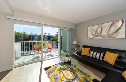 Birdland Apartment | Homey Modern 2BR-15min to Gaslamp, SeaWorld, Beach