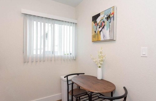 Birdland Apartment | Homey Modern 2BR-15min to Gaslamp, SeaWorld, Beach