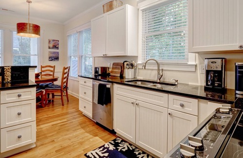 Bald Head Island Cottage | Hondo's Hideaway is a beautiful three-bedroom cottage in prime location near market, shopping, and dining. Newly decorated. Temporary membership to Shoals Club and BHI Club available. Two 4-passenger golf carts, bicycles, and luxury amenities provide