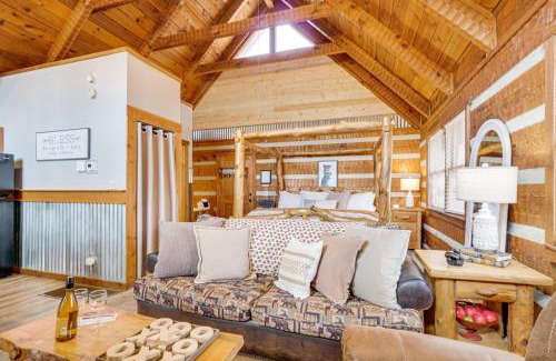 Townsend House | Honey Bear Pause Rural Escape with Porch and Hot Tub!