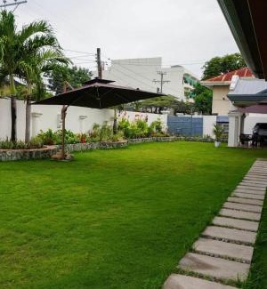Mabolo Bed & Breakfast | Honey Suite Room 2 inside Bee Cafe Cebu at Ayala Area