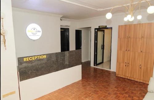 Mabolo Bed & Breakfast | Honey Suite Room 2 inside Bee Cafe Cebu at Ayala Area