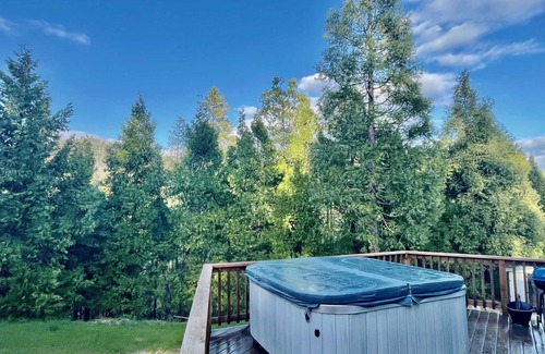 North Fork Apartment | Honeybee Hive/HOT TUB/BBQ/8 minutes to Bass Lake/Sleeps up to 6