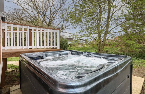 Pentney Cottage | HONEYBEE RETREAT, romantic, with hot tub in Upper Marham