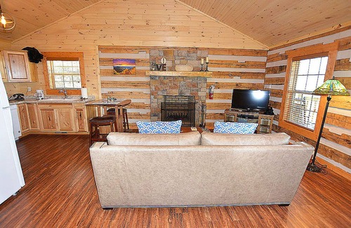 Gatlinburg Cabin | HONEYMOON HIDEAWAY - SECLUDED ANTIQUE LOG CABIN WITH AMAZING VIEWS!
