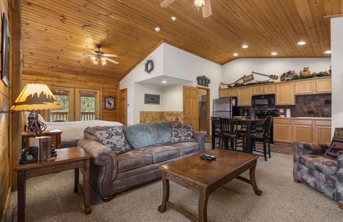 Branson Theater District Cabin | Honeymooner's Cabin with Whirlpool Tub & Fireplace - Heart of Branson