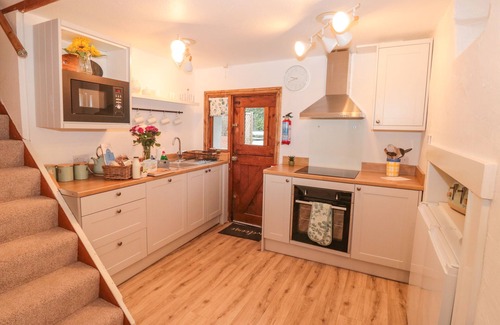 Paignton Cottage | HONEYSUCKLE COTTAGE, pet friendly, with pool in Marldon