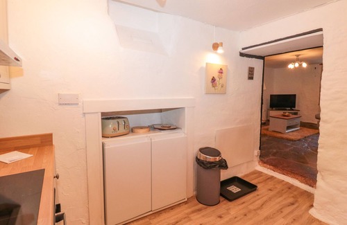 Paignton Cottage | HONEYSUCKLE COTTAGE, pet friendly, with pool in Marldon