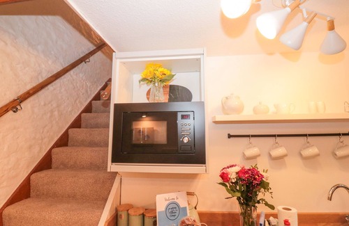 Paignton Cottage | HONEYSUCKLE COTTAGE, pet friendly, with pool in Marldon