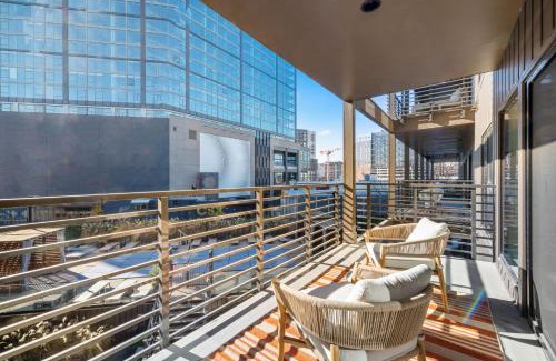 Downtown Nashville House | Honky Tonk Hideaway, Walk to Broadway, Pool, Gym and Parking