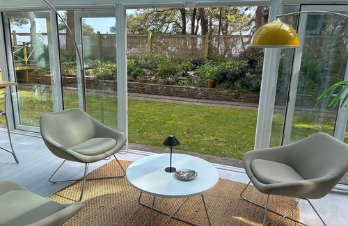 West Cliff Cottage | HOPPAPILL HOUSE, family friendly, with a garden in Bournemouth