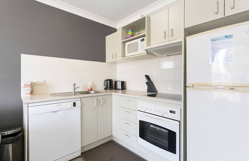 Jindabyne Apartment | Horizons 414 - Deluxe Lake Front Studio l Pool l Tennis l WiFi
