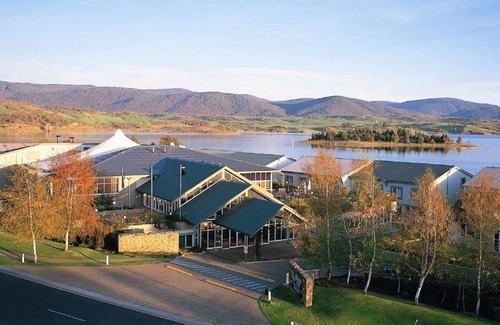 Jindabyne Apartment | Horizons 414 - Deluxe Lake Front Studio l Pool l Tennis l WiFi