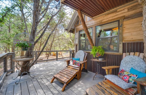 Wimberley Cabin | 'Horse Thief Inn' Cabin Retreat w/Deck & Hot Tub!