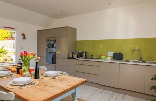 Kingsbridge Cottage | HORSEMANS BARN, pet friendly, with open fire in Kingsbridge