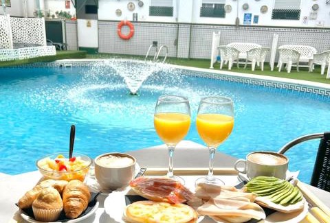 Santa Aurelia-Cantabrico-Atlantico-La Romeria House | Hostal Avenida Andalucia - Solo Adultos