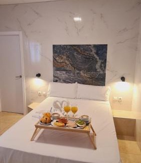 Santa Aurelia-Cantabrico-Atlantico-La Romeria House | Hostal Avenida Andalucia - Solo Adultos