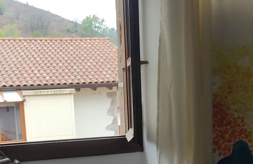 Ituren Apartment | Hostel Mendaurpe. H 6. Double room with bathroom.