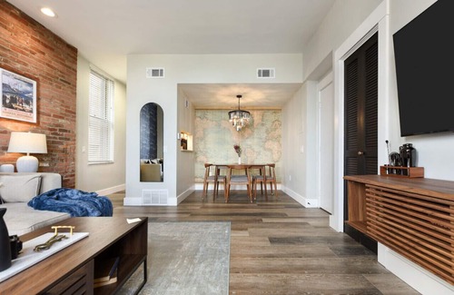 Mount Washington Apartment | ★ HostWise Stays ★ On Grandview Ave, Spectacular Views with a King Bed