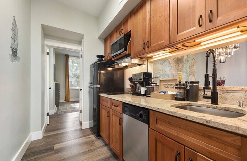 Mount Washington Apartment | ★ HostWise Stays ★ On Grandview Ave, Spectacular Views with a King Bed