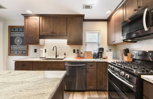 East Allegheny House | ★ HostWise Stays ★ Retro-vibes home, just minutes from stadiums!