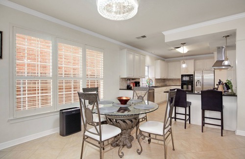 Austin House | Hot Outdoor Spa, Beautiful 5-bedroom home, Private Green belt backyard