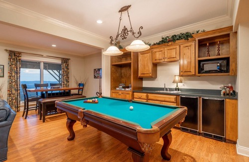 Mid America House | Hot Springs Luxury Getaway w/Panoramic Views, Game Room, Pool Table & Spacious Patio for Relaxing!