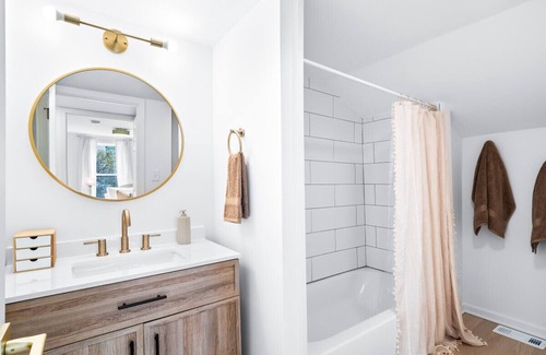 Sandusky Apartment | Hot Tub|5 Mins from Cedar Point|Modern Updates