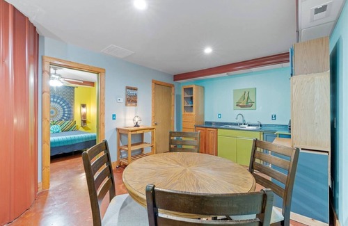 Horse Shoe Cabin | Hot Tub~7 Miles to Airport~EV Charger~Sleeps 20